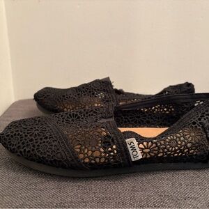 TOMS Women's Black Floral Crochet Flats
